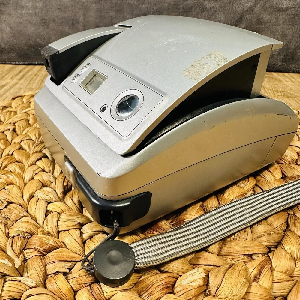 Vintage Polaroid One 600 Instant Film Camera Silver 100mm Focus Range 2 FT‎